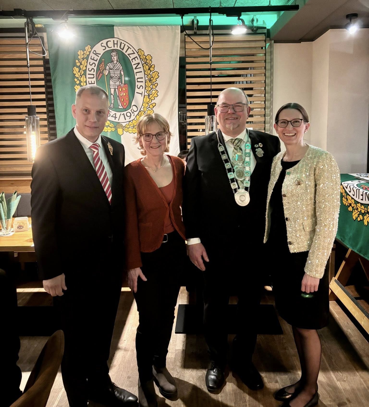 Zugkönigspaar Michael I. und Beate mit Gästen bei der Krönung im Neusser Vogthaus